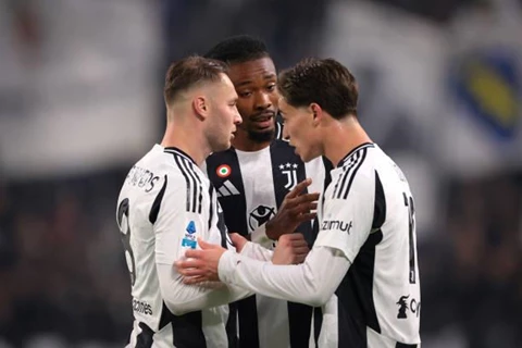 يوفنتوس يتعثر أمام بارما ويصعب مهمته في التأهل لدوري الأبطال